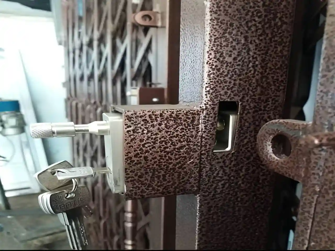 قفل های امنیتی برای درب آکاردئونی