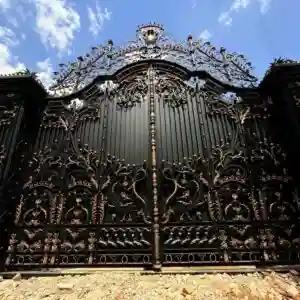 طراحی و ساخت درب آهنی ویلا