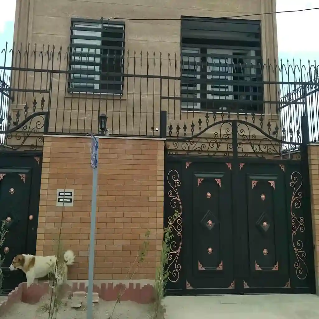 نصب درب حیاط آهنی جدید برای ساختمان