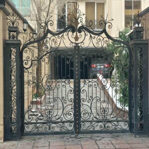 درب فرفورژه ورودی پارکینگ ساختمان فلزی