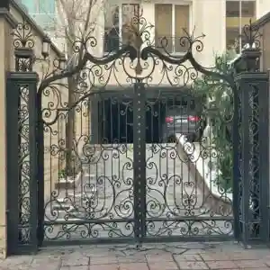 درب فرفورژه ورودی پارکینگ ساختمان فلزی