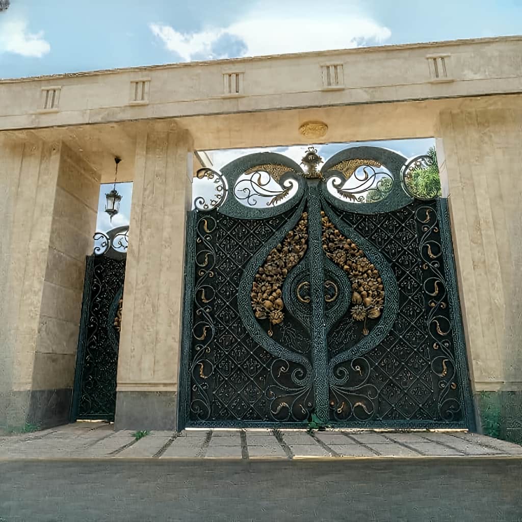 نصب درب فلزی دسته گل پارکینگ