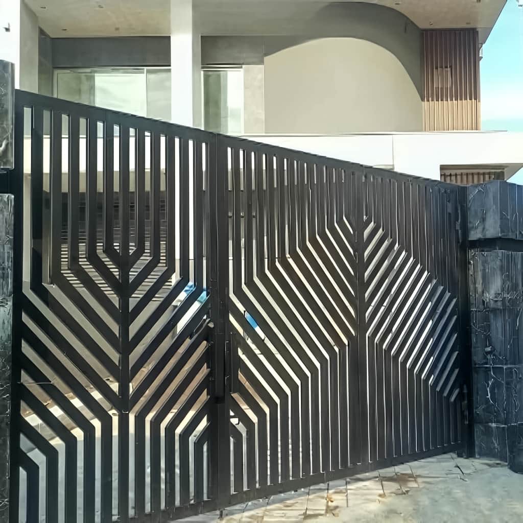 نصب درب مدرن اسپاین در نمای مدرن