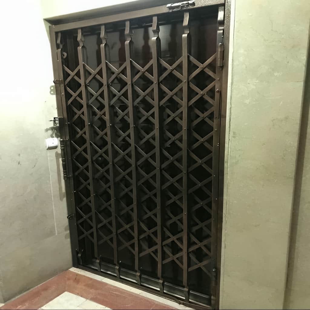 کارخانه حفاظ پشت درب آکاردئونی تمام گل در قشم
