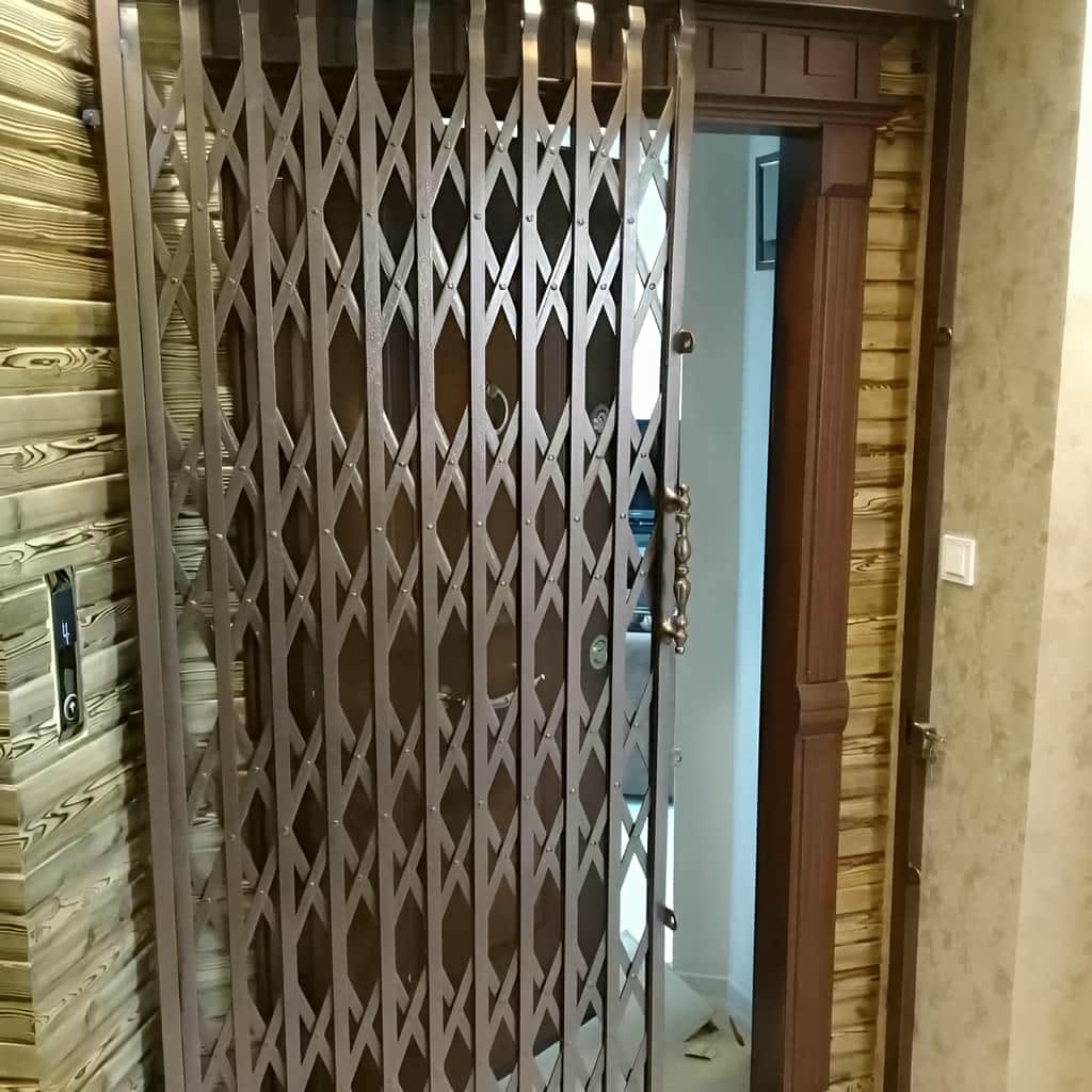 فروش حفاظ پشت درب آکاردئونی تمام‌گل در اردبیل