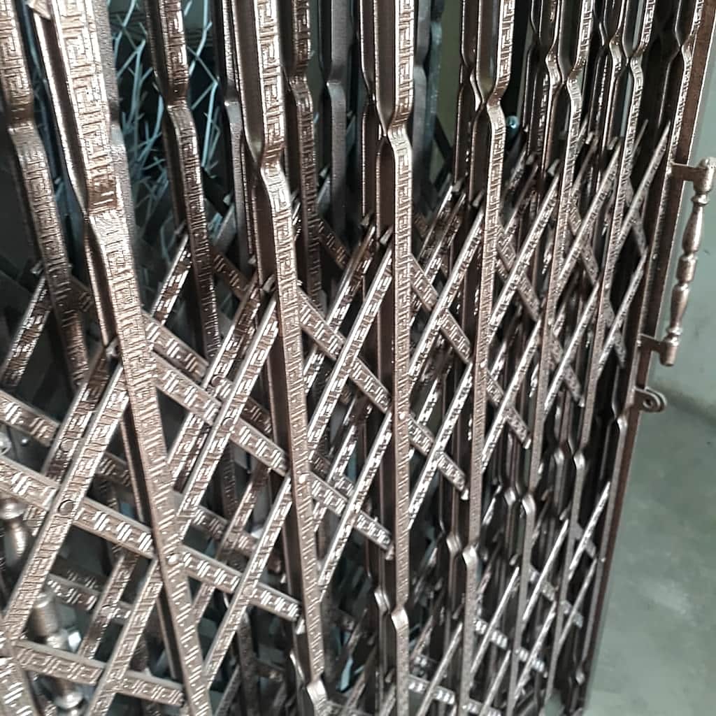 نصب حفاظ پشت درب آکاردئونی سه گل در پردیس