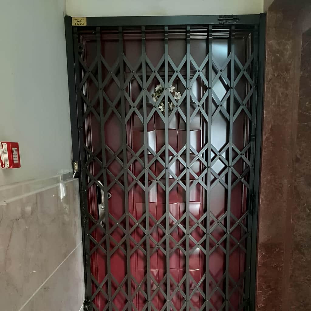 نصب حفاظ پشت درب آکاردئونی چهارگل در مهرشهر کرج