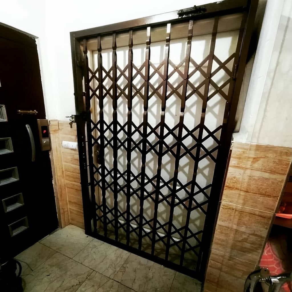 نصب حفاظ پشت درب آکاردئونی چهارگل در فشم