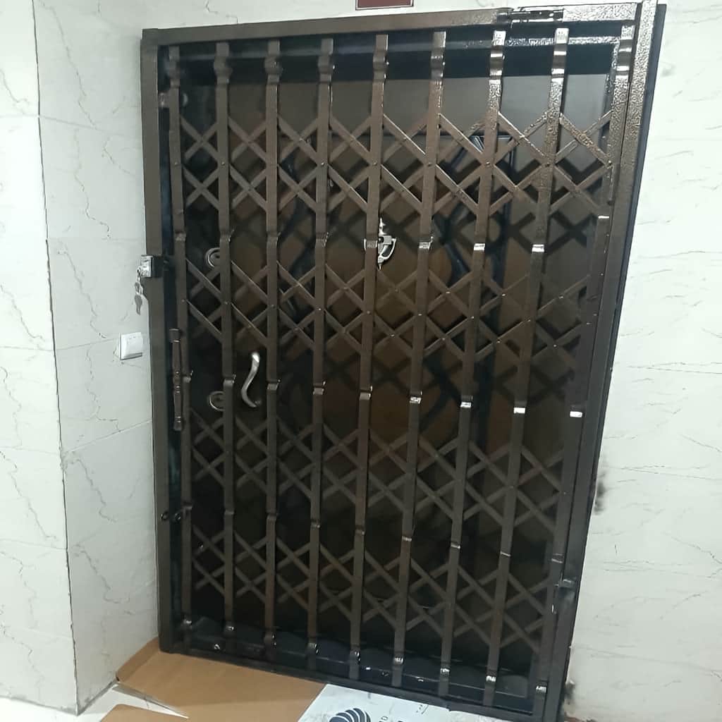 نصب حفاظ پشت درب آکاردئونی چهارگل در بندرعباس