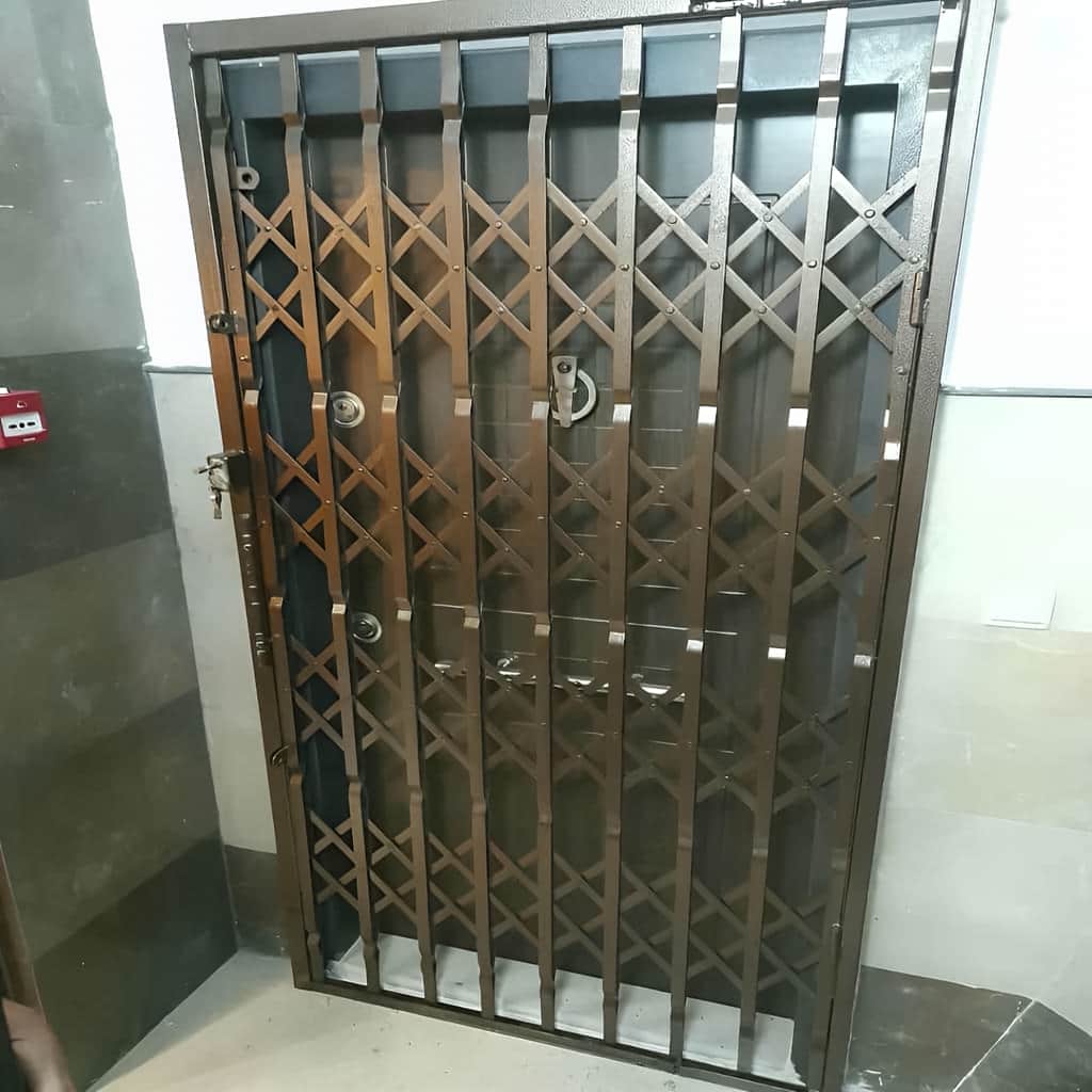 نصب حفاظ پشت درب آکاردئونی چهارگل در بوشهر