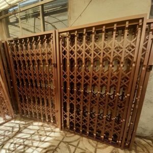 حفاظ پشت درب آکاردئونی در سنندج