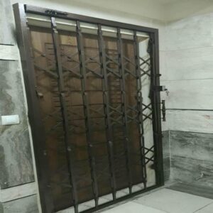 حفاظ پشت درب آکاردئونی در بندرعباس