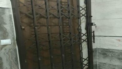 حفاظ پشت درب آکاردئونی در بندرعباس