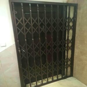 حفاظ پشت درب آکاردئونی در زاهدان