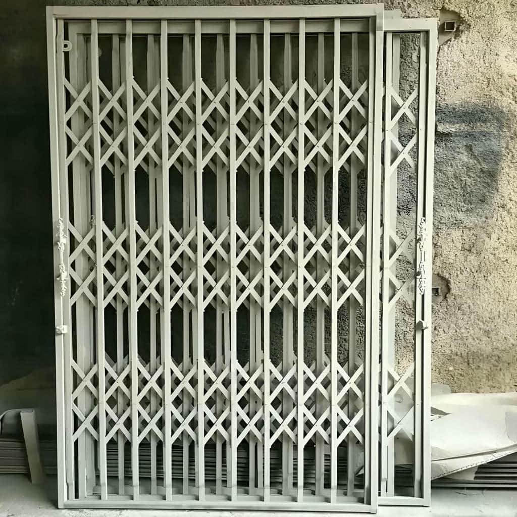 حفاظ پشت درب آکاردئونی در اراک