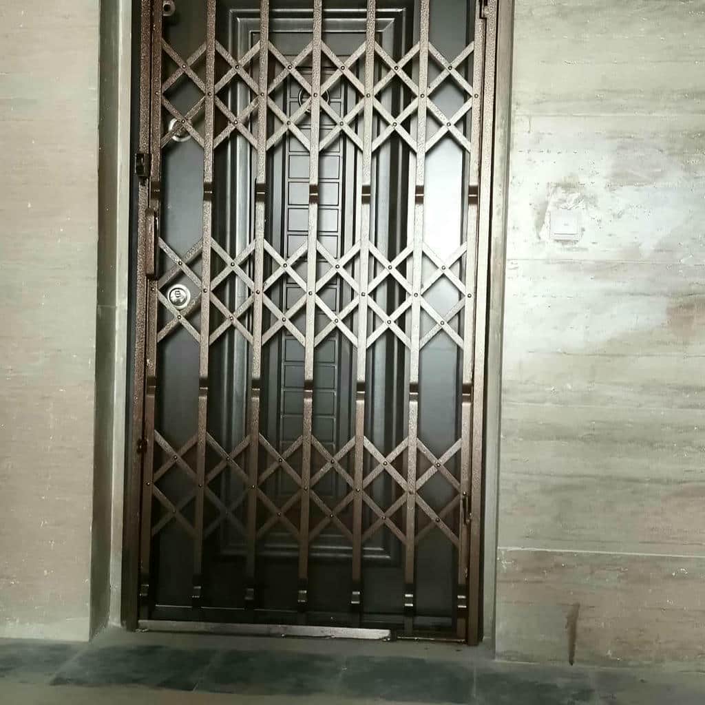 نصب حفاظ پشت درب آکاردئونی ضدزنگ در کاشان