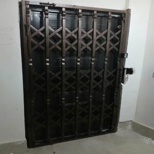 حفاظ پشت درب آکاردئونی در محمدشهر