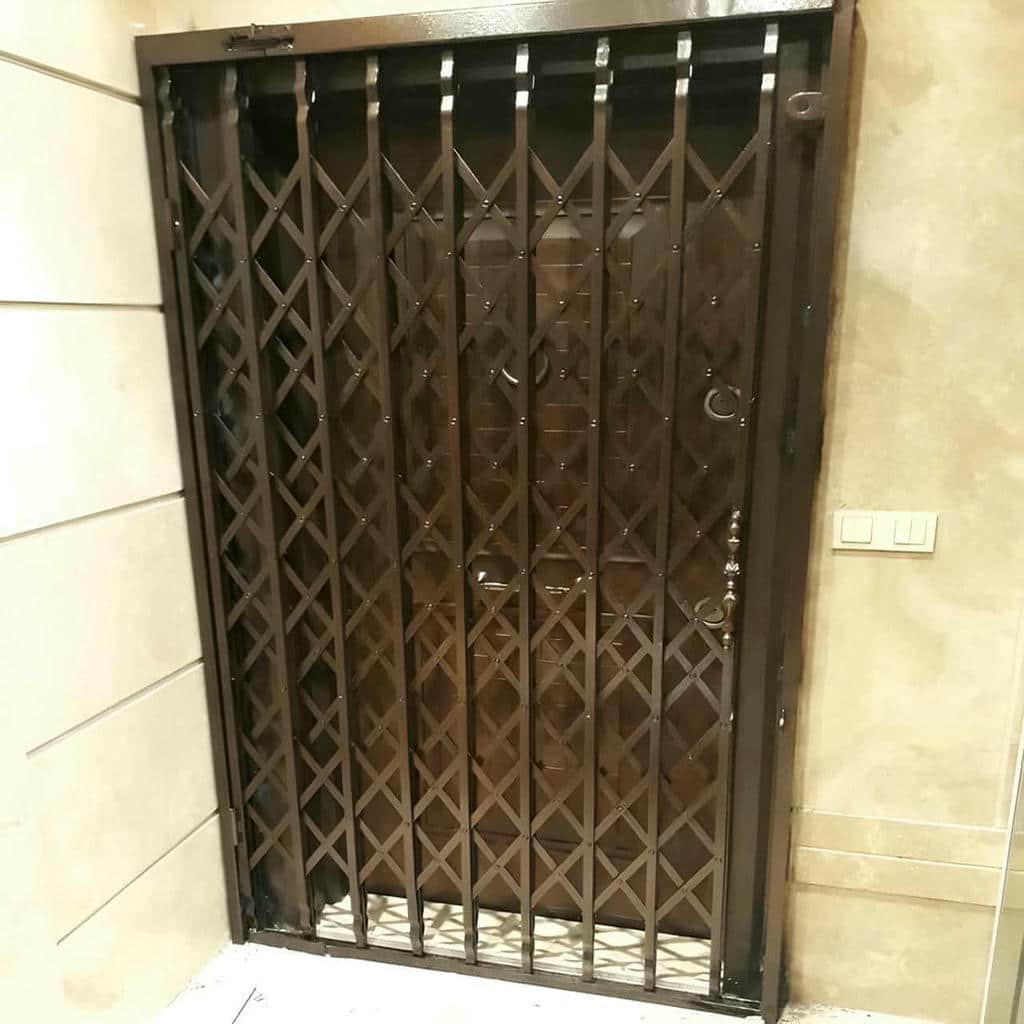 حفاظ پشت درب آکاردئونی در کردان