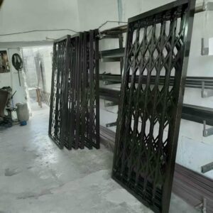 حفاظ پشت درب آکاردئونی در رشت