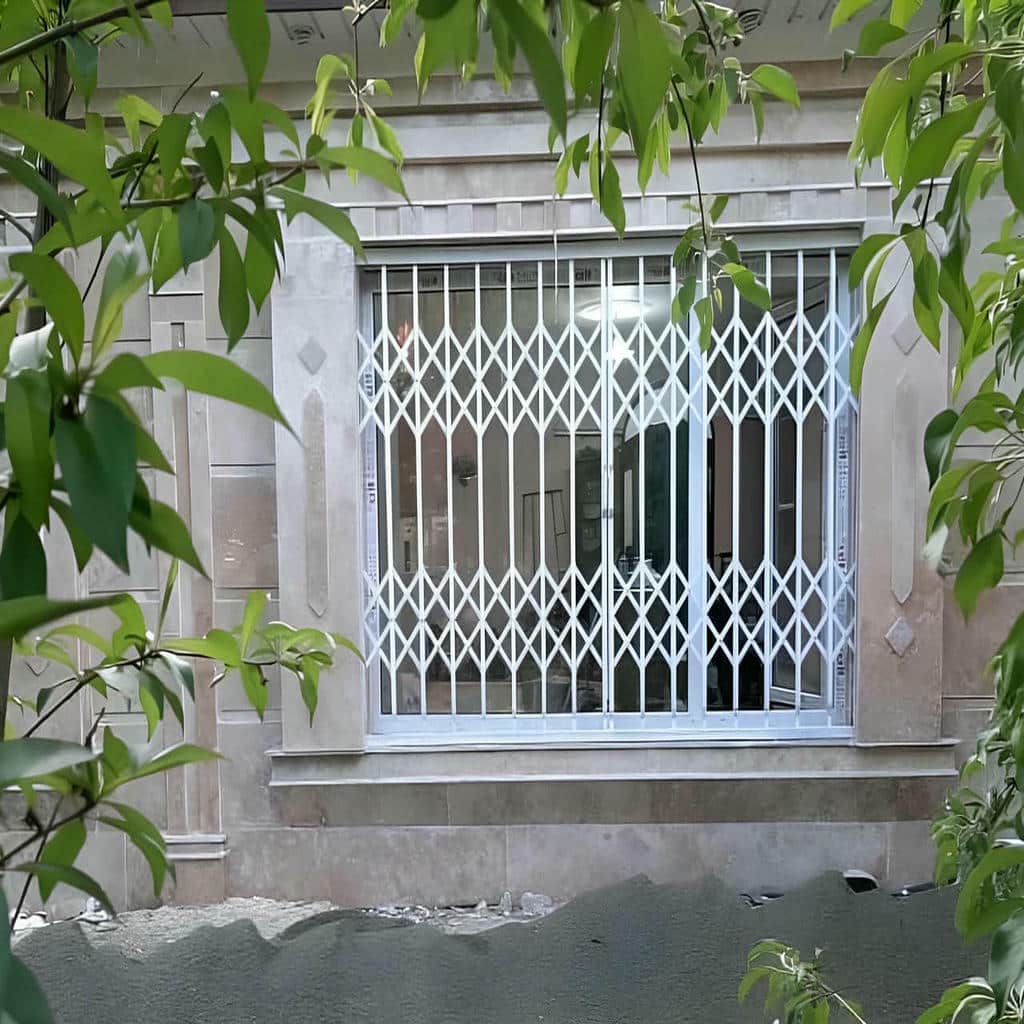 حفاظ پشت درب آکاردئونی در مشهد