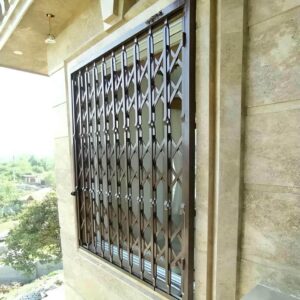 حفاظ پشت درب آکاردئونی در فیروزکوه