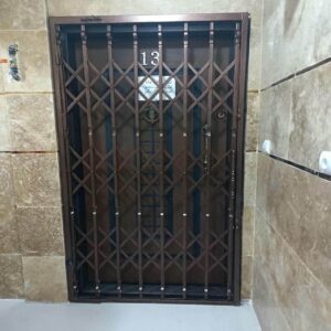 حفاظ پشت درب آکاردئونی در کیش