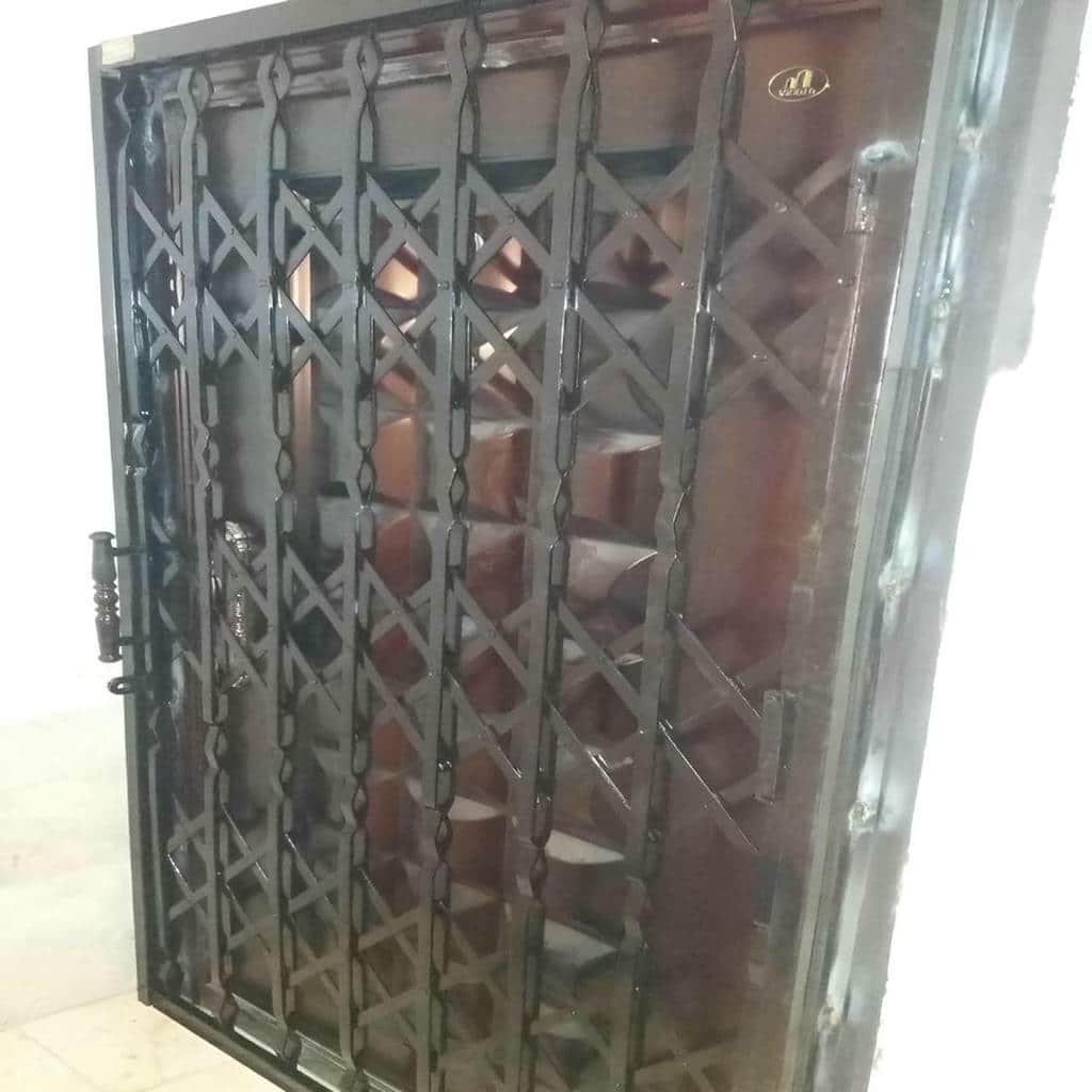 حفاظ پشت درب آکاردئونی در بابل