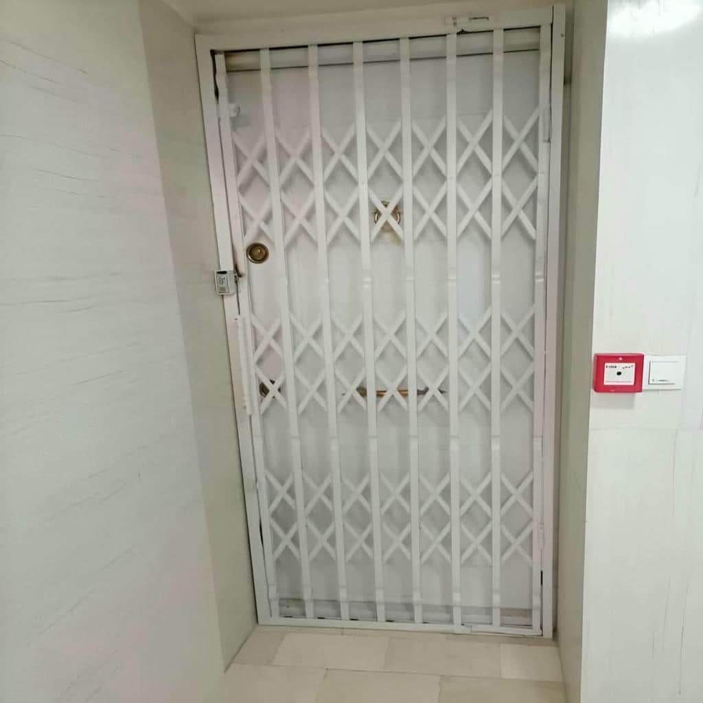 حفاظ پشت درب آکاردئونی در کرمان