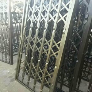 حفاظ درب آکاردئونی در بندر انزلی