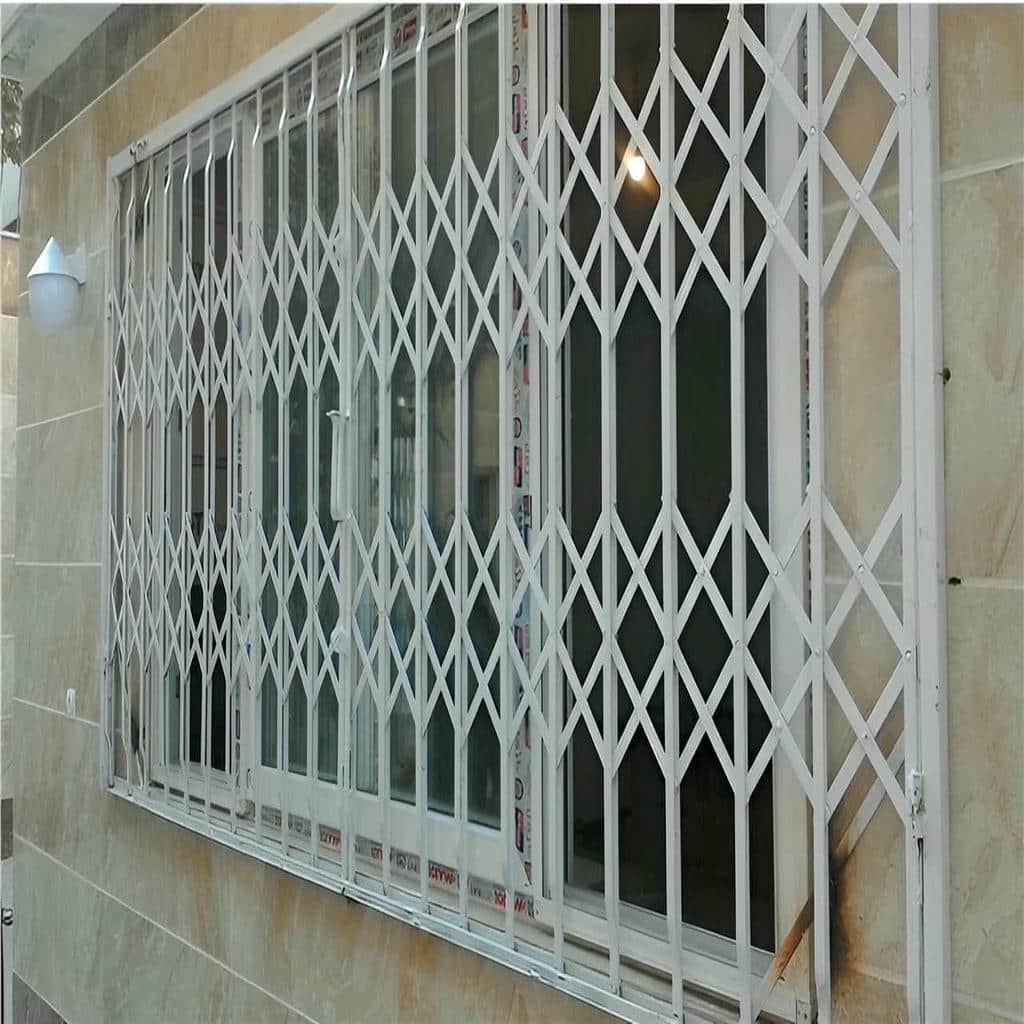 حفاظ پشت درب آکاردئونی در ساوه