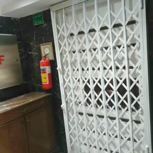 حفاظ پشت درب آکاردئونی در نیشابور