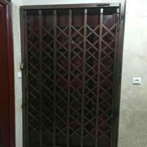 حفاظ پشت درب آکاردئونی در بابلسر