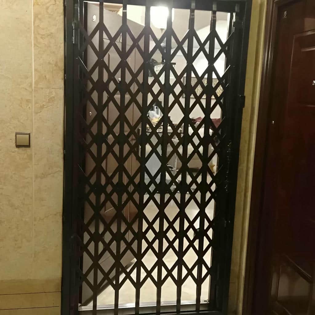 حفاظ پشت درب آکاردئونی در ایرانشهر