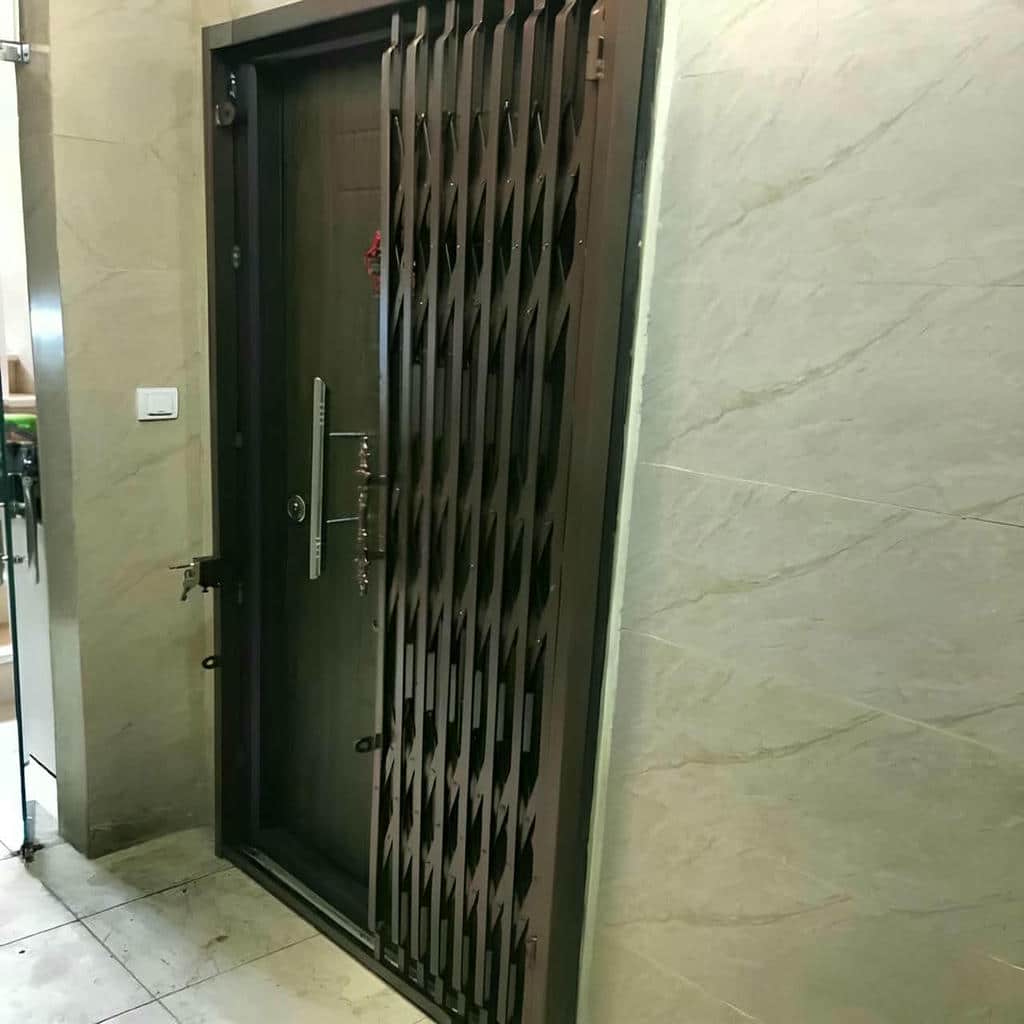 نصب حفاظ پشت درب آکاردئونی ضدزنگ در یاسوج