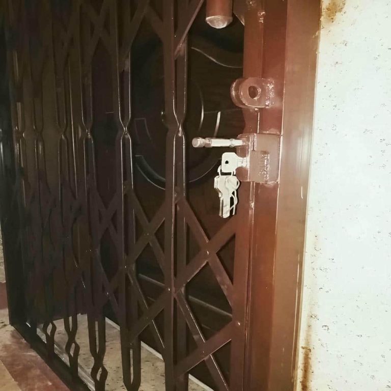 حفاظ پشت درب آکاردئونی در آبسرد