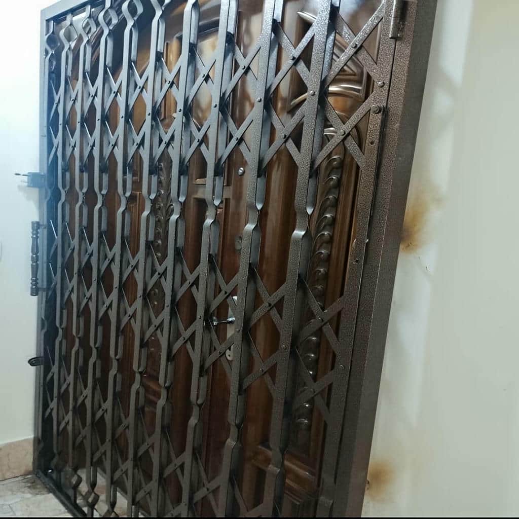 نصب حفاظ پشت درب آکاردئونی پروفیلی در یزد