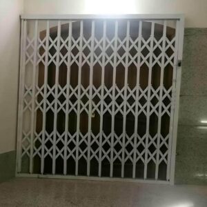 حفاظ پشت درب آکاردئونی در شهریار