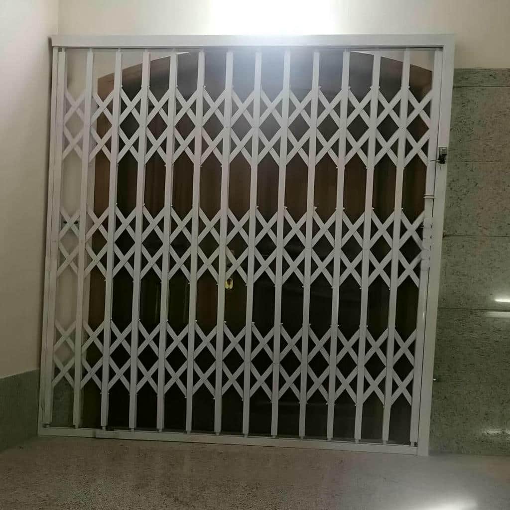 حفاظ پشت درب آکاردئونی در شهریار