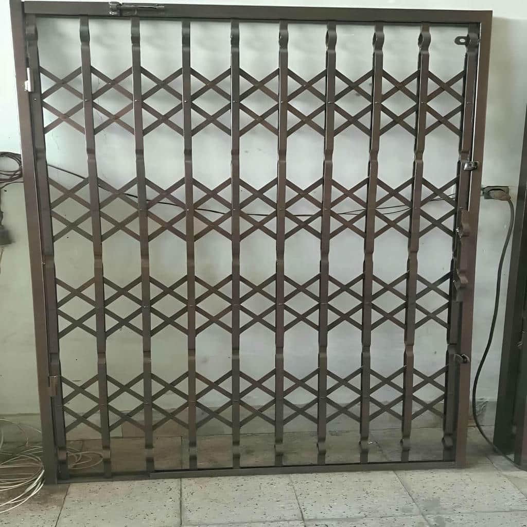 حفاظ پشت درب آکاردئونی در پردیس