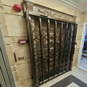 حفاظ پشت درب آکاردئونی در گرگان