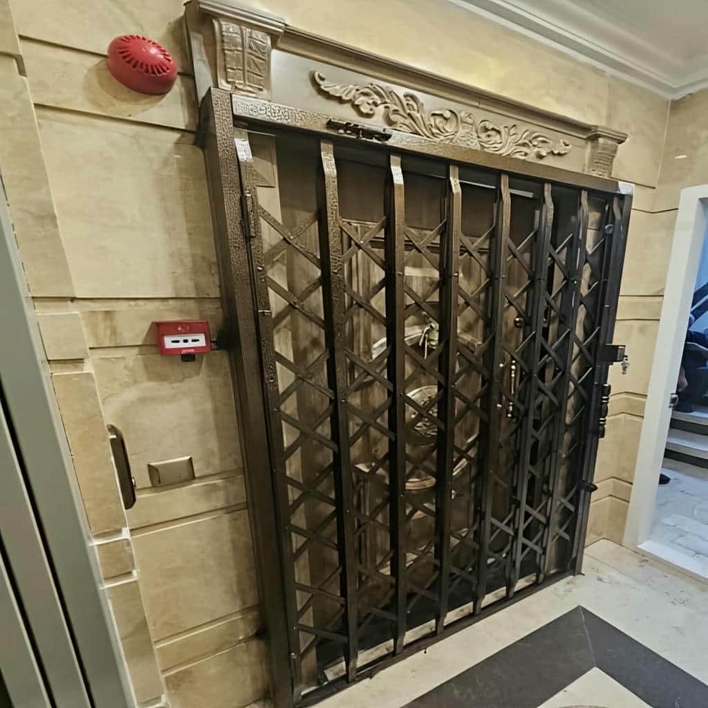 حفاظ پشت درب آکاردئونی در گرگان