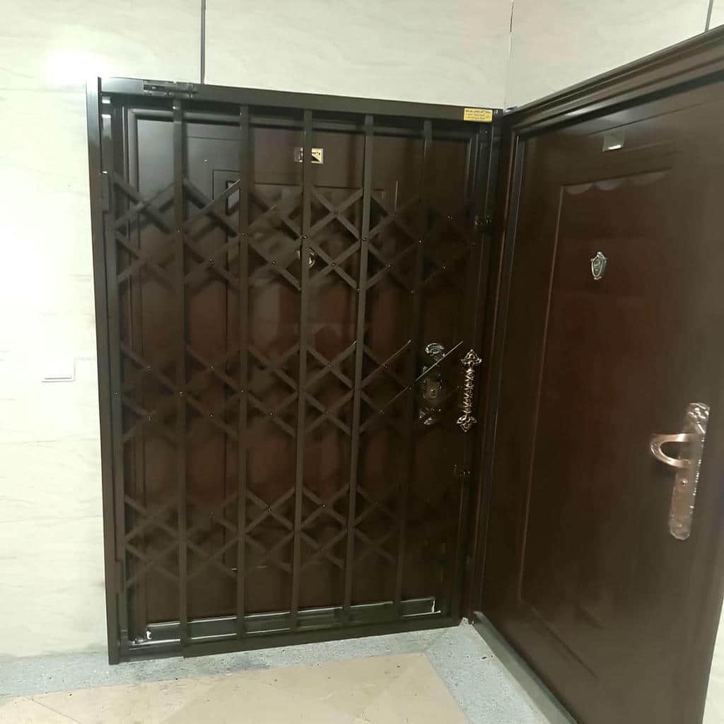 حفاظ پشت درب آکاردئونی در چابهار