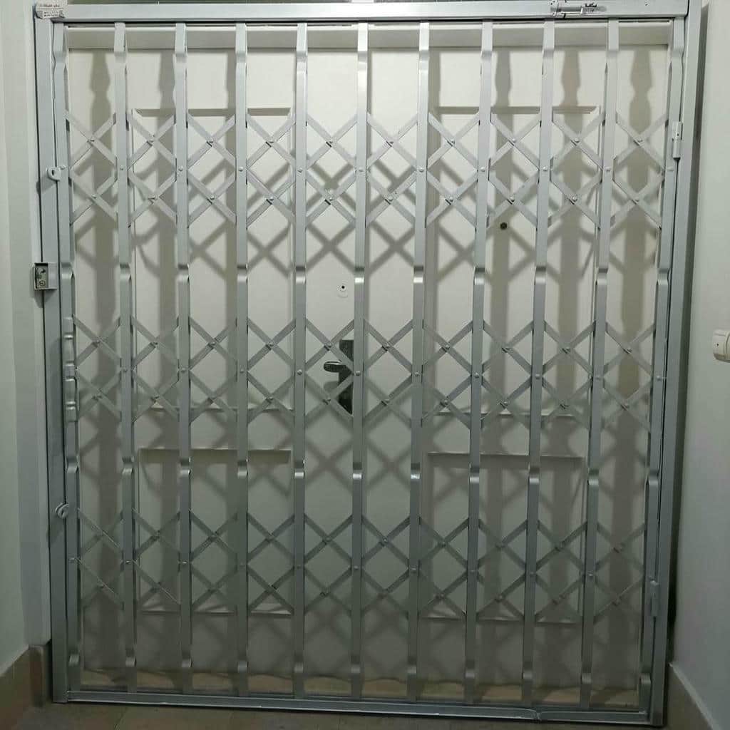 نصب حفاظ پشت درب آکاردئونی فرفورژه در سیرجان نصب حفاظ پشت درب آکاردئونی فرفورژه در سیرجان