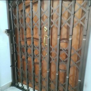 حفاظ پشت درب آکاردئونی در یزد