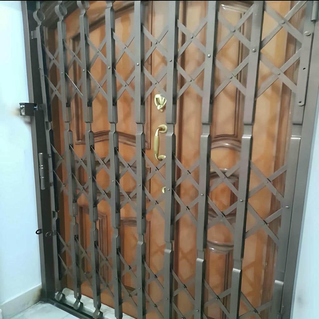 حفاظ پشت درب آکاردئونی در یزد