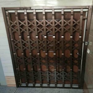 حفاظ درب آکاردئونی در بندر دیلم