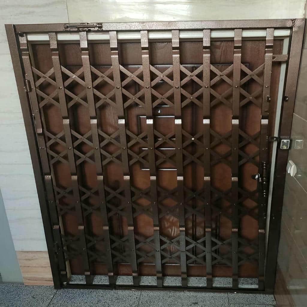 حفاظ درب آکاردئونی در بندر دیلم