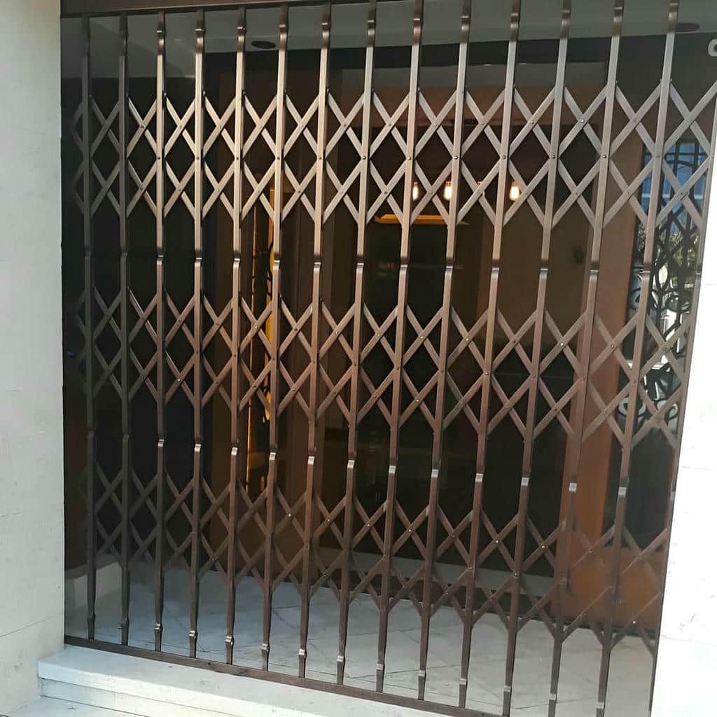 نصب حفاظ پشت درب آکاردئونی ضدزنگ در ایرانشهر
