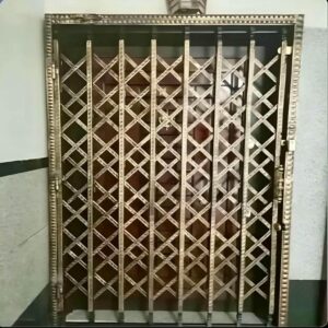 حفاظ پشت درب آکاردئونی در بیرجند