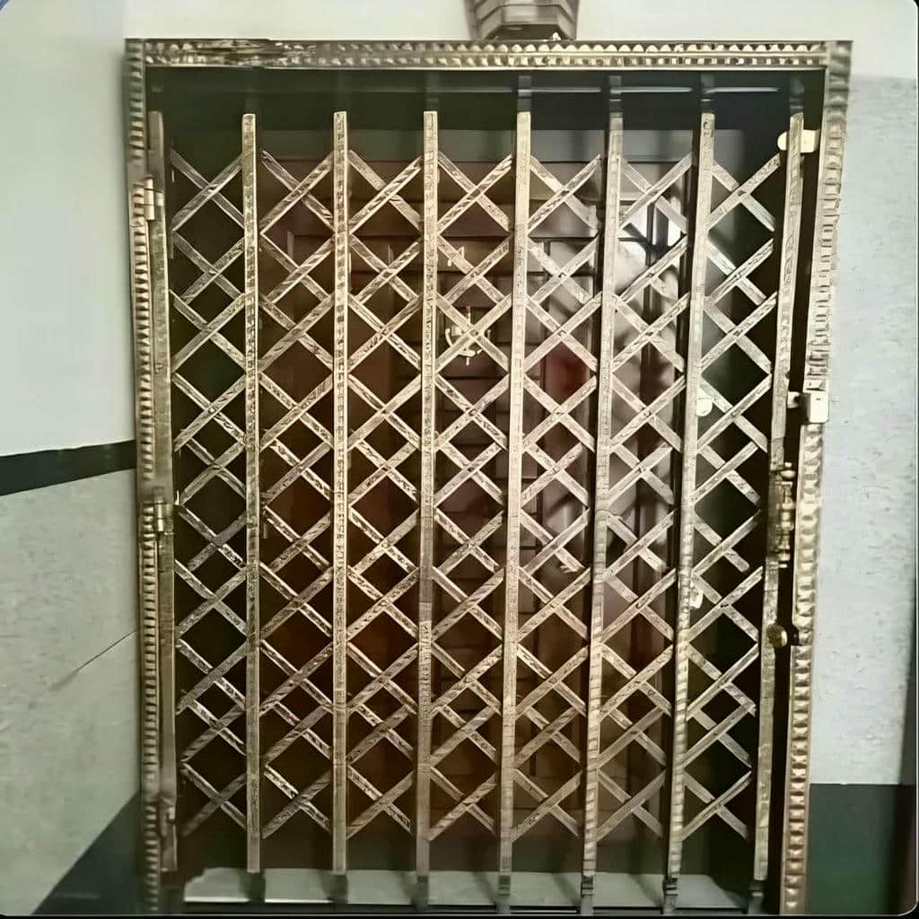 حفاظ پشت درب آکاردئونی در بیرجند